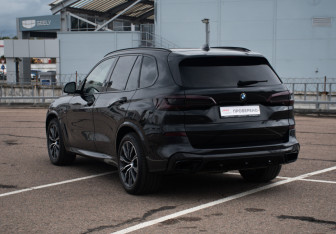 Подержанный автомобиль BMW X5 2020 года (8 фото)