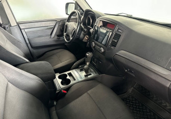 Подержанный автомобиль Mitsubishi Pajero 2011 года (9 фото)