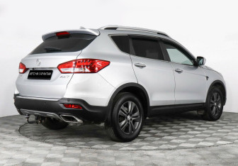 Подержанный автомобиль DongFeng AX7 2017 года (3 фото)