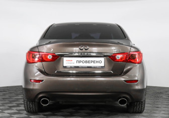 Подержанный автомобиль Infiniti Q50 2015 года (6 фото)