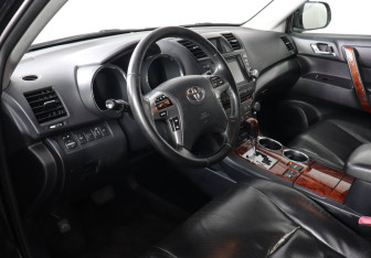 Подержанный автомобиль Toyota Highlander 2010 года (9 фото)