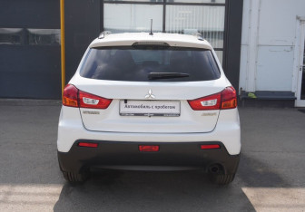 Подержанный автомобиль Mitsubishi ASX 2011 года (6 фото)