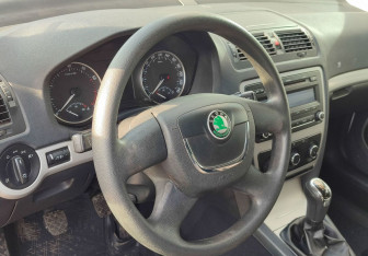 Подержанный автомобиль Skoda Octavia Liftback 2011 года (14 фото)