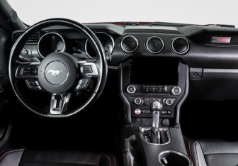 Подержанный автомобиль Ford Mustang Coupe 2018 года (12 фото)