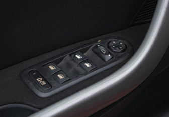 Подержанный автомобиль Peugeot 308 Hatchback 2009 года (16 фото)