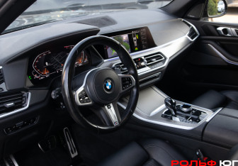 Подержанный автомобиль BMW X5 2021 года (10 фото)