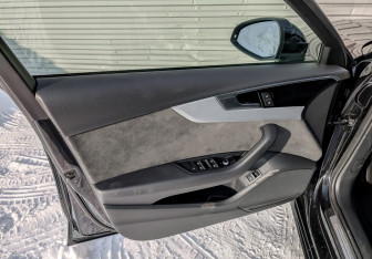 Подержанный автомобиль Audi A4 Sedan 2021 года (19 фото)