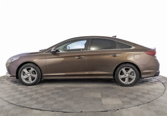 Подержанный автомобиль Hyundai Sonata 2018 года (8 фото)