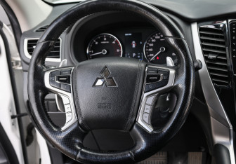 Подержанный автомобиль Mitsubishi Pajero Sport 2019 года (16 фото)