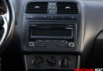 Подержанный автомобиль Volkswagen Polo Sedan 2012 года (13 фото)