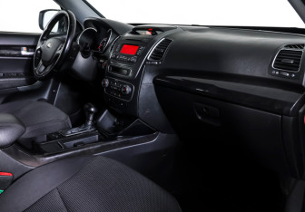 Подержанный автомобиль Kia Sorento 2016 года (10 фото)