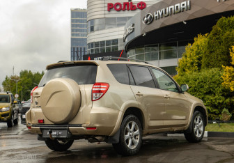 Подержанный автомобиль Toyota RAV4 2011 года (4 фото)
