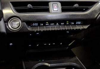 Подержанный автомобиль Lexus UX 2018 года (29 фото)