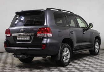 Подержанный автомобиль Toyota Land Cruiser Suv 2010 года (5 фото)