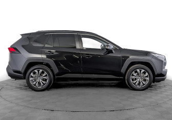 Подержанный автомобиль Toyota RAV4 2024 года (4 фото)