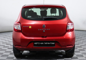 Подержанный автомобиль Renault Sandero 2014 года (4 фото)