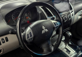 Подержанный автомобиль Mitsubishi Pajero Sport 2011 года (12 фото)