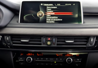 Подержанный автомобиль BMW X5 2014 года (15 фото)