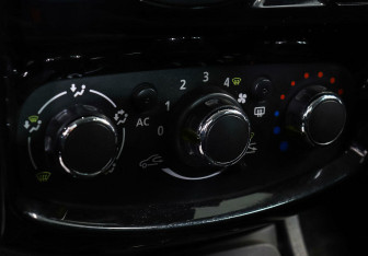 Подержанный автомобиль Nissan Terrano 2014 года (12 фото)