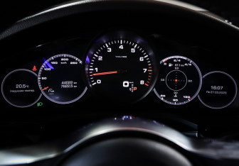 Подержанный автомобиль Porsche Cayenne 2020 года (16 фото)
