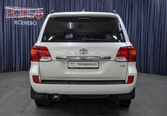 Подержанный автомобиль Toyota Land Cruiser Suv 2015 года (6 фото)
