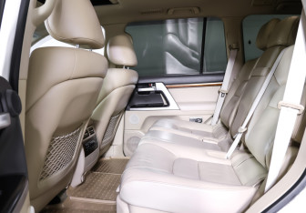 Подержанный автомобиль Toyota Land Cruiser Suv 2016 года (12 фото)