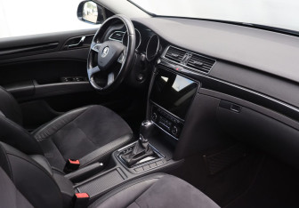 Подержанный автомобиль Skoda Superb Liftback 2013 года (10 фото)
