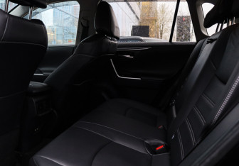 Подержанный автомобиль Toyota RAV4 2021 года (8 фото)