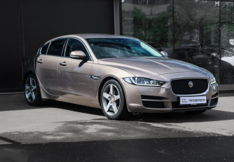Подержанный автомобиль Jaguar XE 2016 года (3 фото)