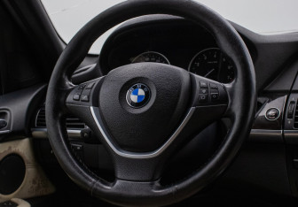 Подержанный автомобиль BMW X5 2011 года (15 фото)
