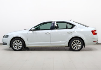 Подержанный автомобиль Skoda Octavia Liftback 2019 года (8 фото)