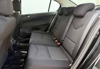 Подержанный автомобиль Peugeot 408 2013 года (11 фото)