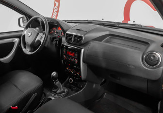 Подержанный автомобиль Nissan Terrano 2014 года (9 фото)