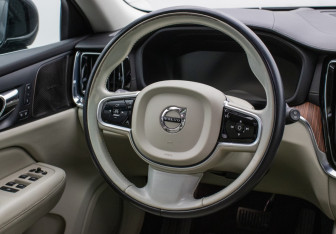 Подержанный автомобиль Volvo V60 2018 года (15 фото)