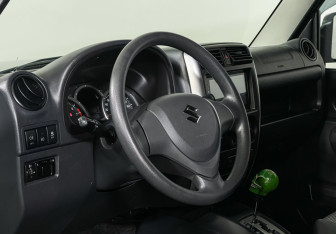 Подержанный автомобиль Suzuki Jimny 2018 года (10 фото)