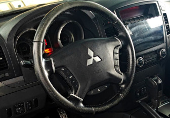 Подержанный автомобиль Mitsubishi Pajero 2013 года (12 фото)