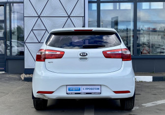 Подержанный автомобиль Kia Rio Hatchback 2015 года (6 фото)