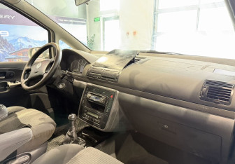 Подержанный автомобиль Volkswagen Sharan 2003 года (8 фото)
