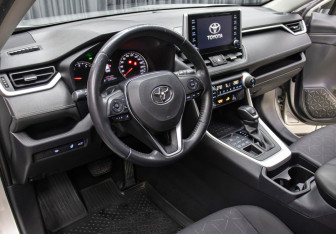 Подержанный автомобиль Toyota RAV4 2020 года (16 фото)