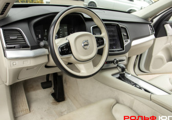 Подержанный автомобиль Volvo XC90 2019 года (16 фото)