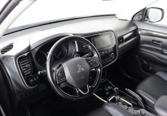 Подержанный автомобиль Mitsubishi Outlander 2018 года (9 фото)