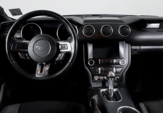 Подержанный автомобиль Ford Mustang Coupe 2021 года (12 фото)