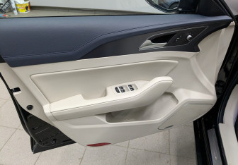 Подержанный автомобиль Hongqi H5 2022 года (9 фото)