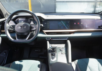 Подержанный автомобиль Geely Monjaro 2023 года (15 фото)