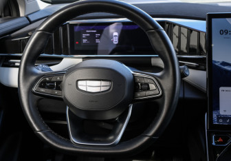 Подержанный автомобиль Geely Atlas 2024 года (17 фото)