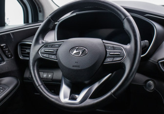 Подержанный автомобиль Hyundai Santa Fe 2022 года (15 фото)