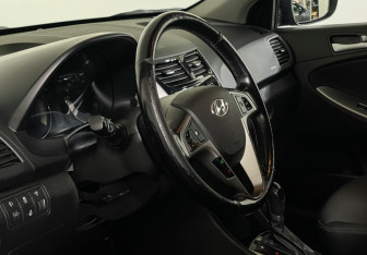 Подержанный автомобиль Hyundai Solaris Hatchback 2015 года (10 фото)