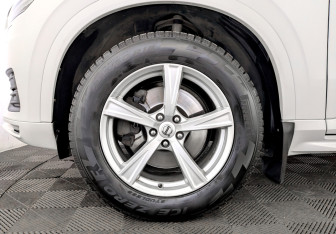 Подержанный автомобиль Volvo XC90 2019 года (18 фото)