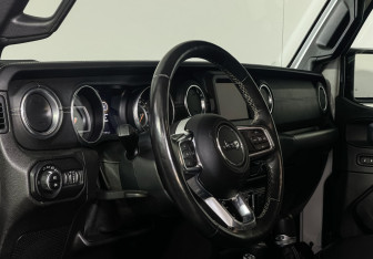 Подержанный автомобиль Jeep Wrangler 2019 года (13 фото)