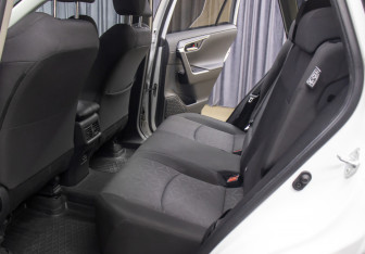 Подержанный автомобиль Toyota RAV4 2020 года (12 фото)